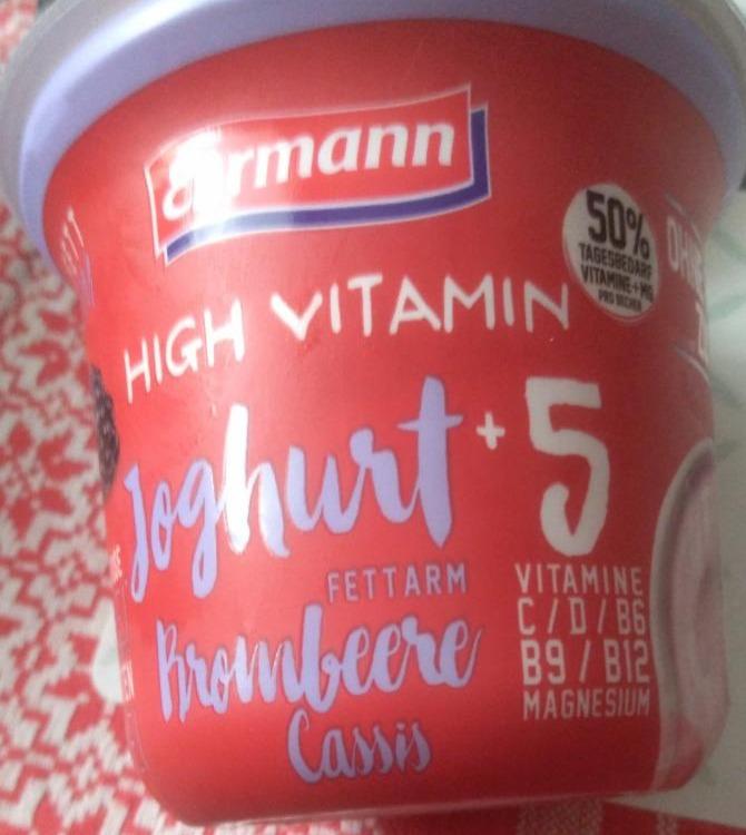 Fotografie - High vitamin jogurt fettarm brombeere cassis 