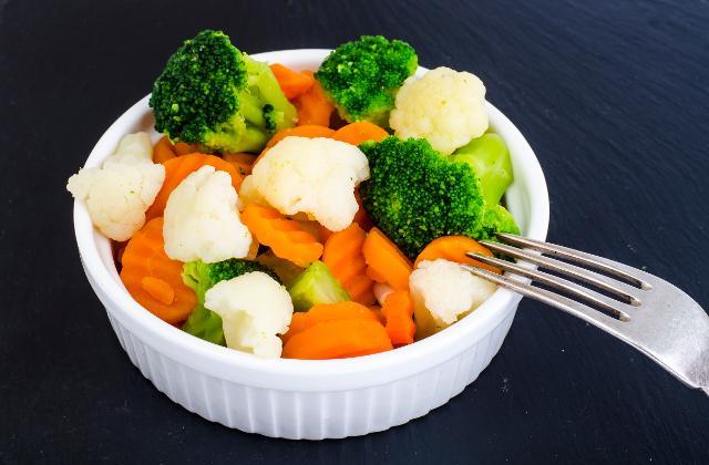 Fotografie - dusená zelenina brokolica, karfiol, mrkva