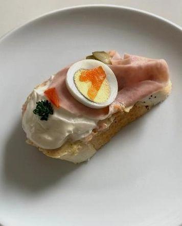 Fotografie - chlebíček so zemiakovým šalátom, šunkou a vajcom