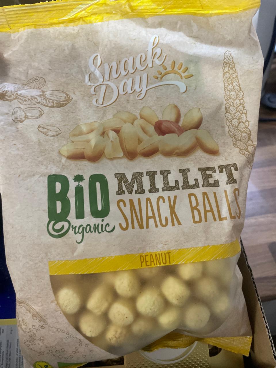 Fotografie - Millet Snack Balls Peanut Bio Organic Snack Day