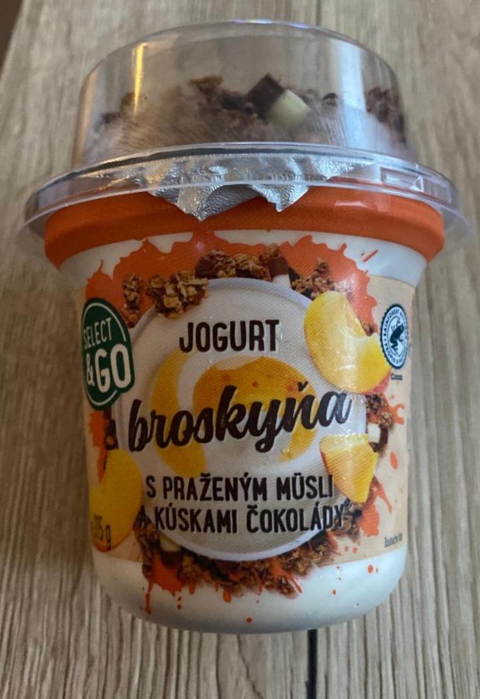Fotografie - Jogurt broskyňa s praženým müsli a kúskami čokolády Select&Go