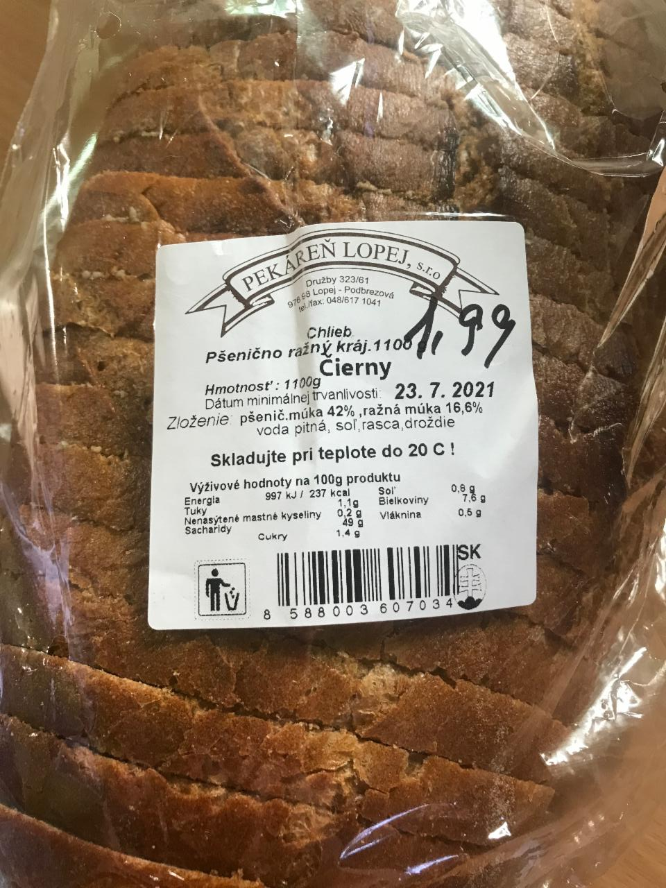 Fotografie - chlieb pšenično ražný krájaný čierny pekáreň Lopej