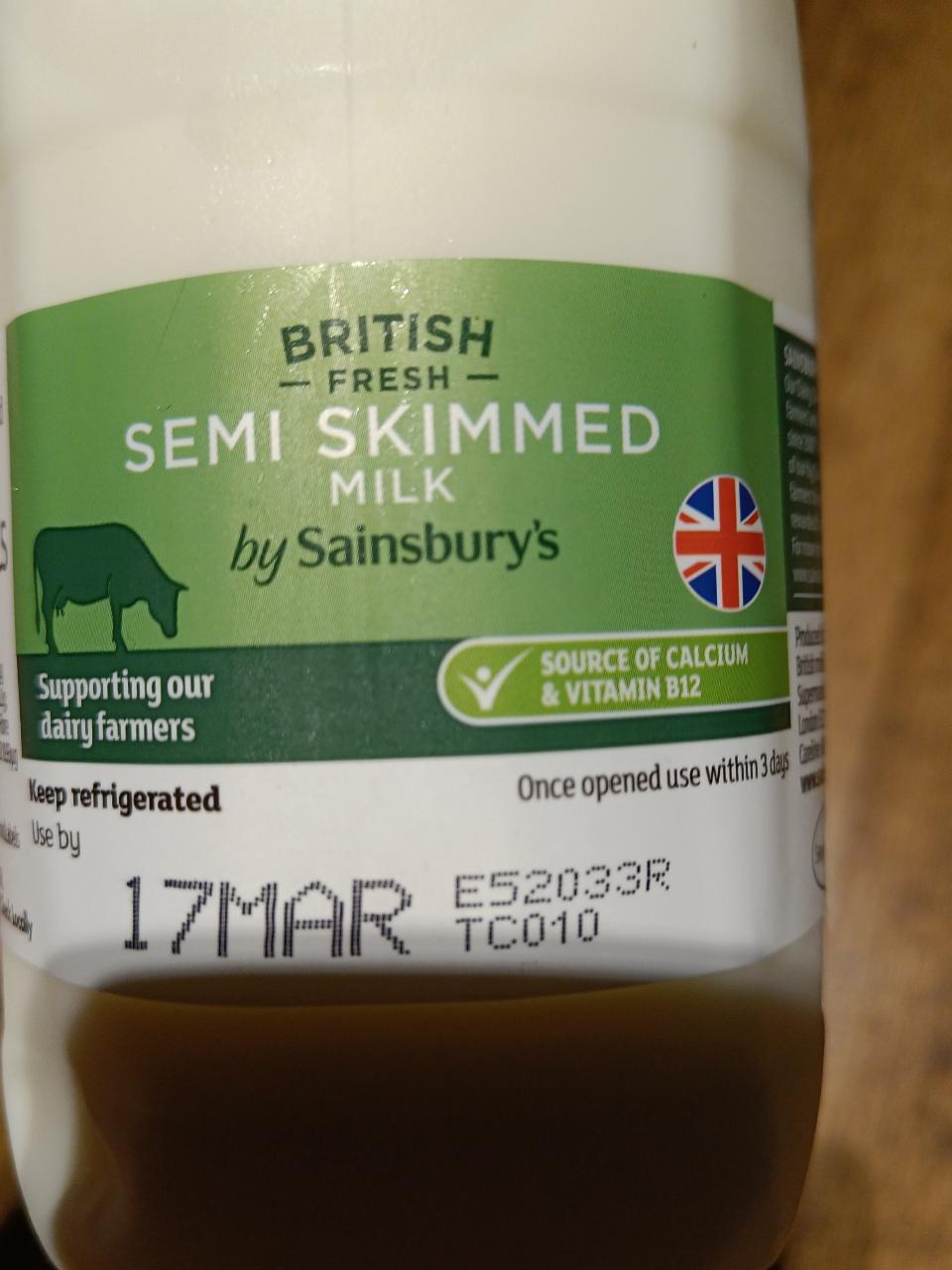 Fotografie - Semi skimmed milk by Sainsbury's