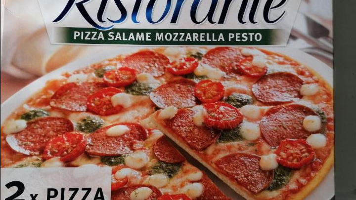 Fotografie - Ristorante pizza salame mozzarella pesto