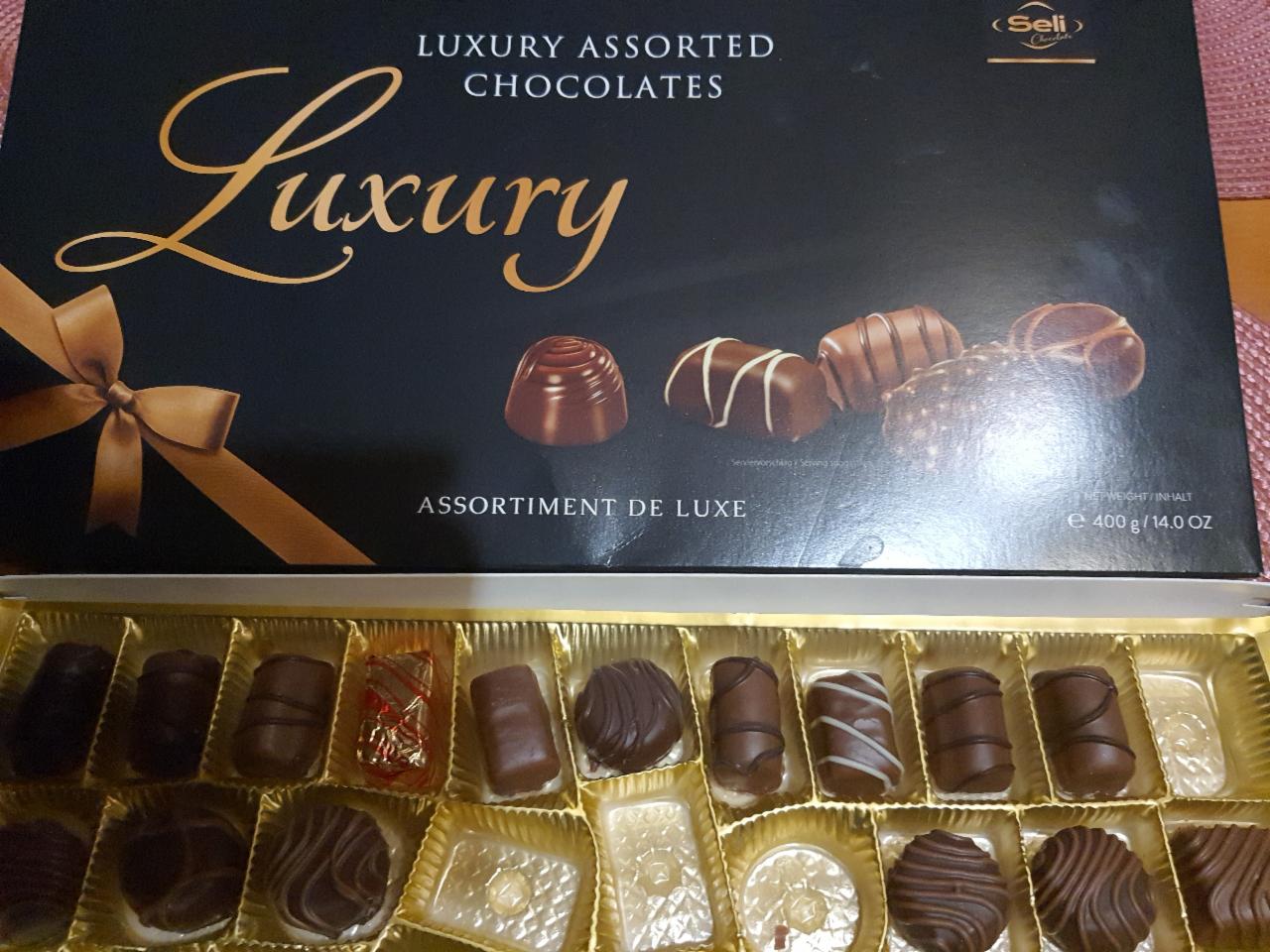 Fotografie - Luxury assorted chocolates Chocolate mix de luxe Seli