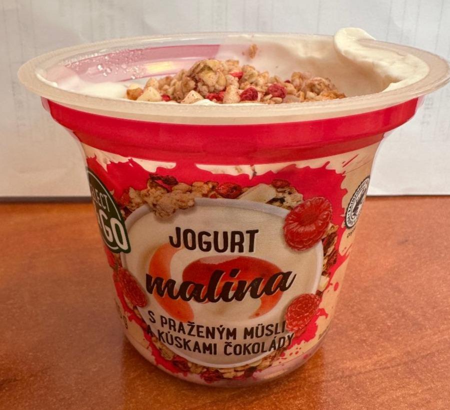Fotografie - Jogurt malina s praženým müsli a kúskami čokolády Select&Go