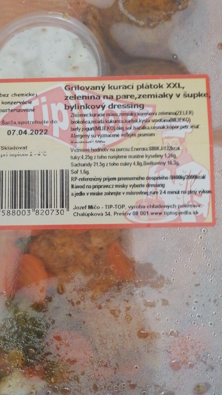 Fotografie - grilovaný kurací plátok XXL, zelenina na pare, zamiaky v šupke, bylinkový dressing