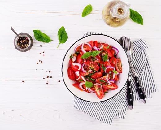 Fotografie - paradajkový šalát paradajky cibuľa ocot cukor soľ korenie