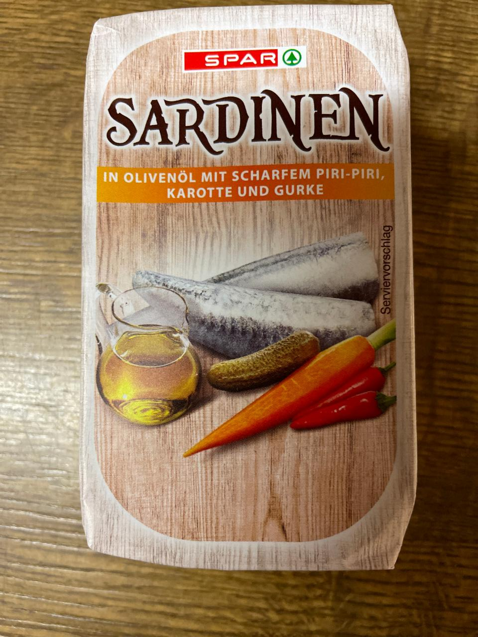 Fotografie - spar sardinen in olivenöl mit scharfem piri-piri, karotte und gurke