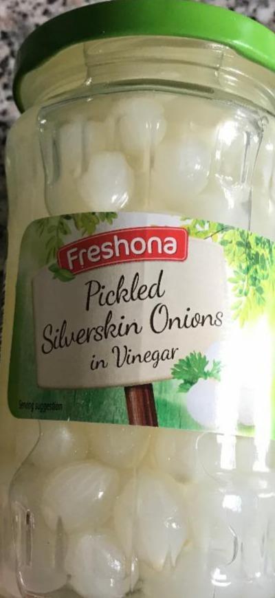 Fotografie - pickled silverskin onions in vinegar freshona