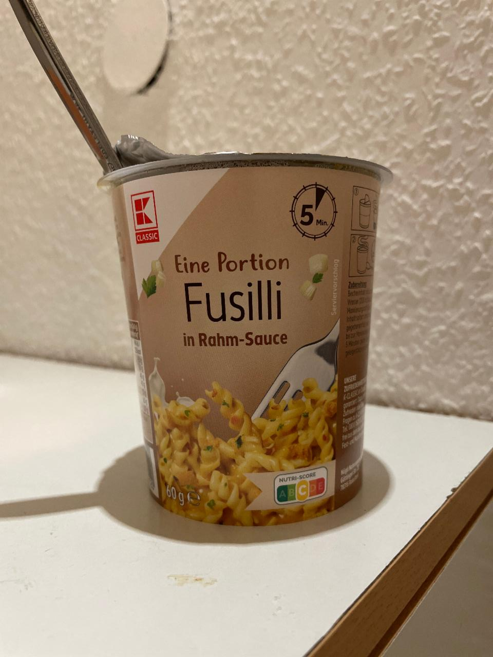 Fotografie - eine portion fusilli- rahm sauce