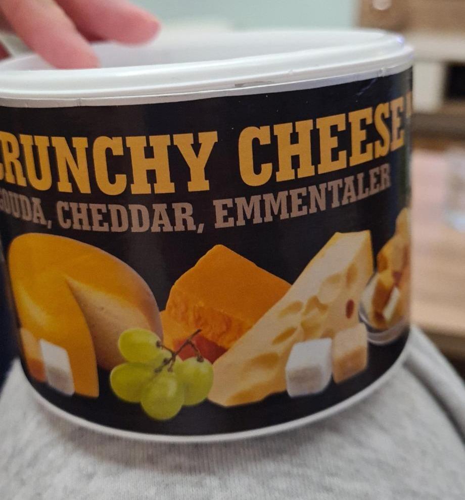 Fotografie - Crunchy cheese Gouda, Cheddar, Emmentaler