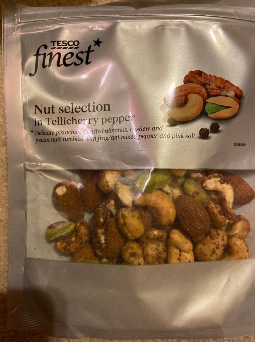 Fotografie - Nut selection in Tellicherry pepper Tesco finest