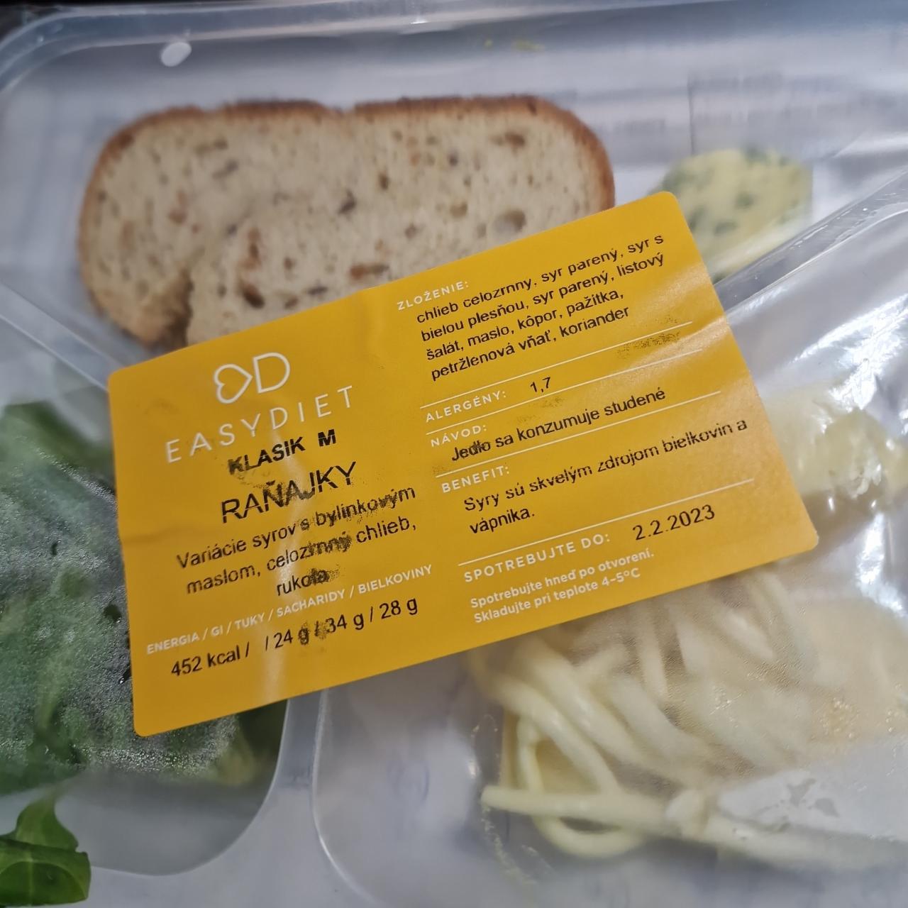 Fotografie - Variácie syrov s bylinkovým maslom, celozrnný chlieb, rukola EasyDiet