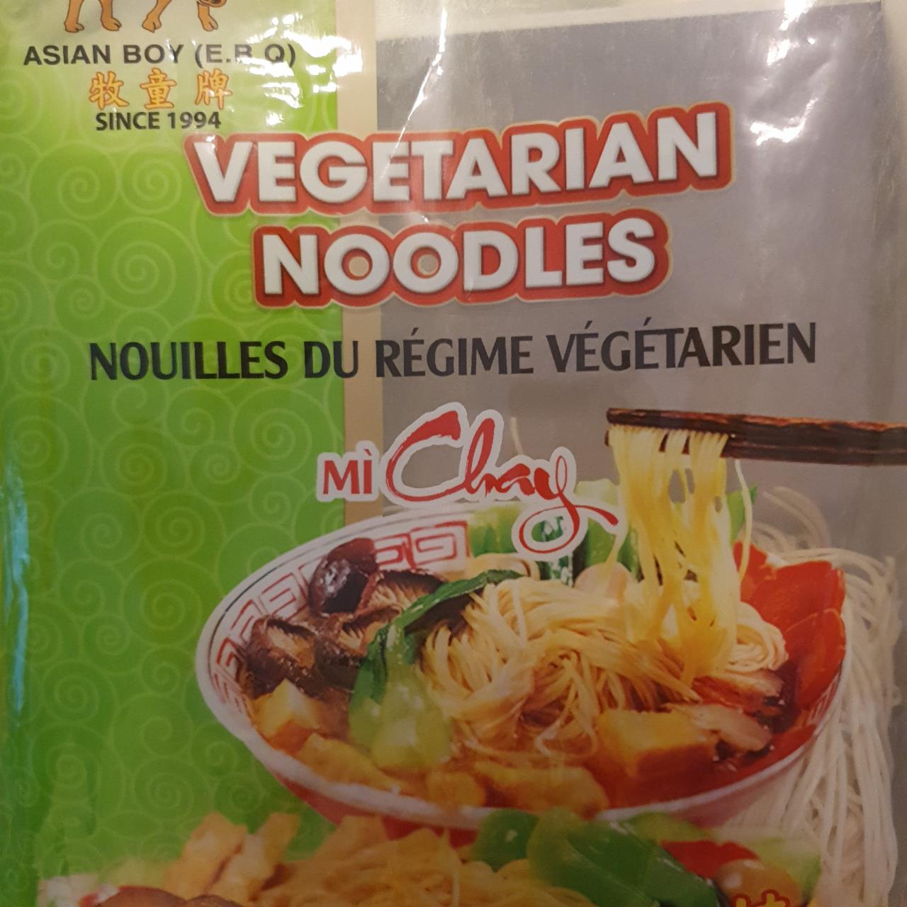 Fotografie - vegetarian noodles asian boy
