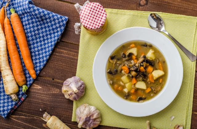 Fotografie - zemiaková polievka so zeleninou a hubami
