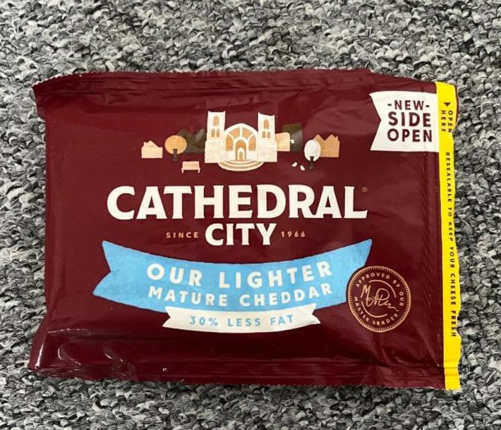 Fotografie - Our Lighter Mature Cheddar Cathedral City