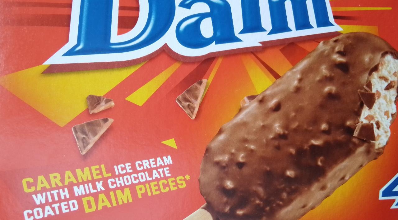 Fotografie - Caramel Ice Cream with Milk Chocolate coated Daim zmrzlina