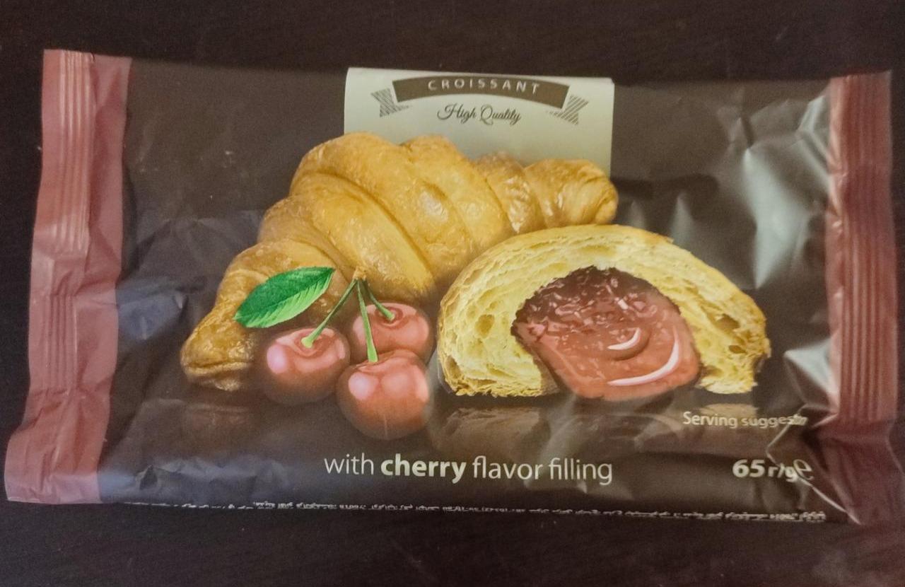 Fotografie - Croissant with cherry flavor filling La Crema de Alva