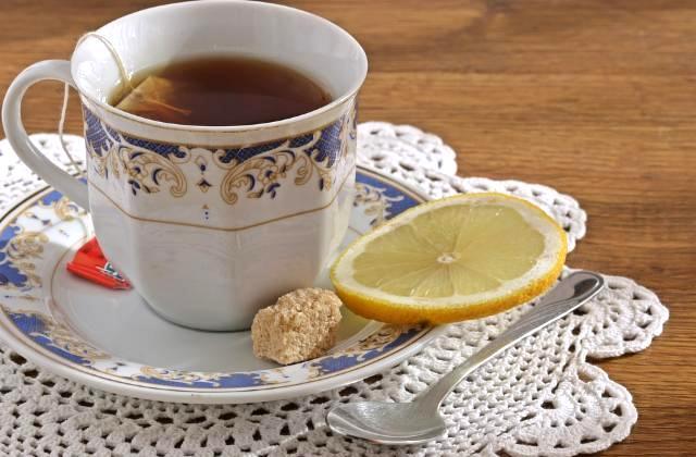 Fotografie - čierny čaj s cukrom a citrónom