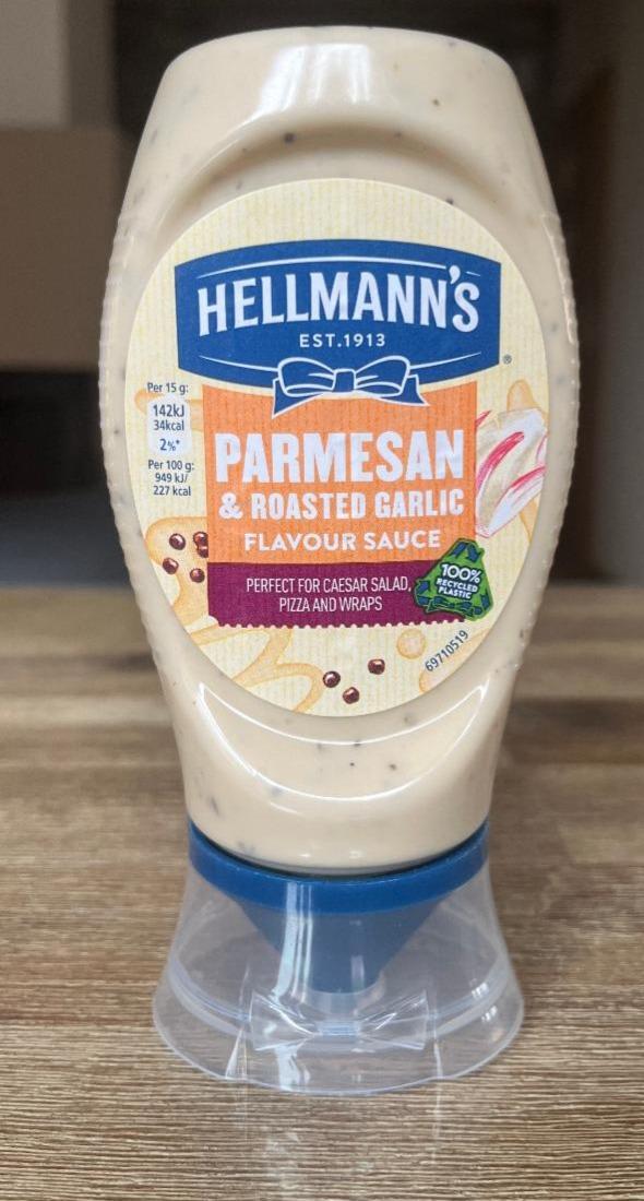 Fotografie - Parmesan & Roasted Garlic flavour Sauce Hellmann's