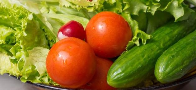 Fotografie - zelenina čerstvá rajčiny, uhorky, ľadový šalát