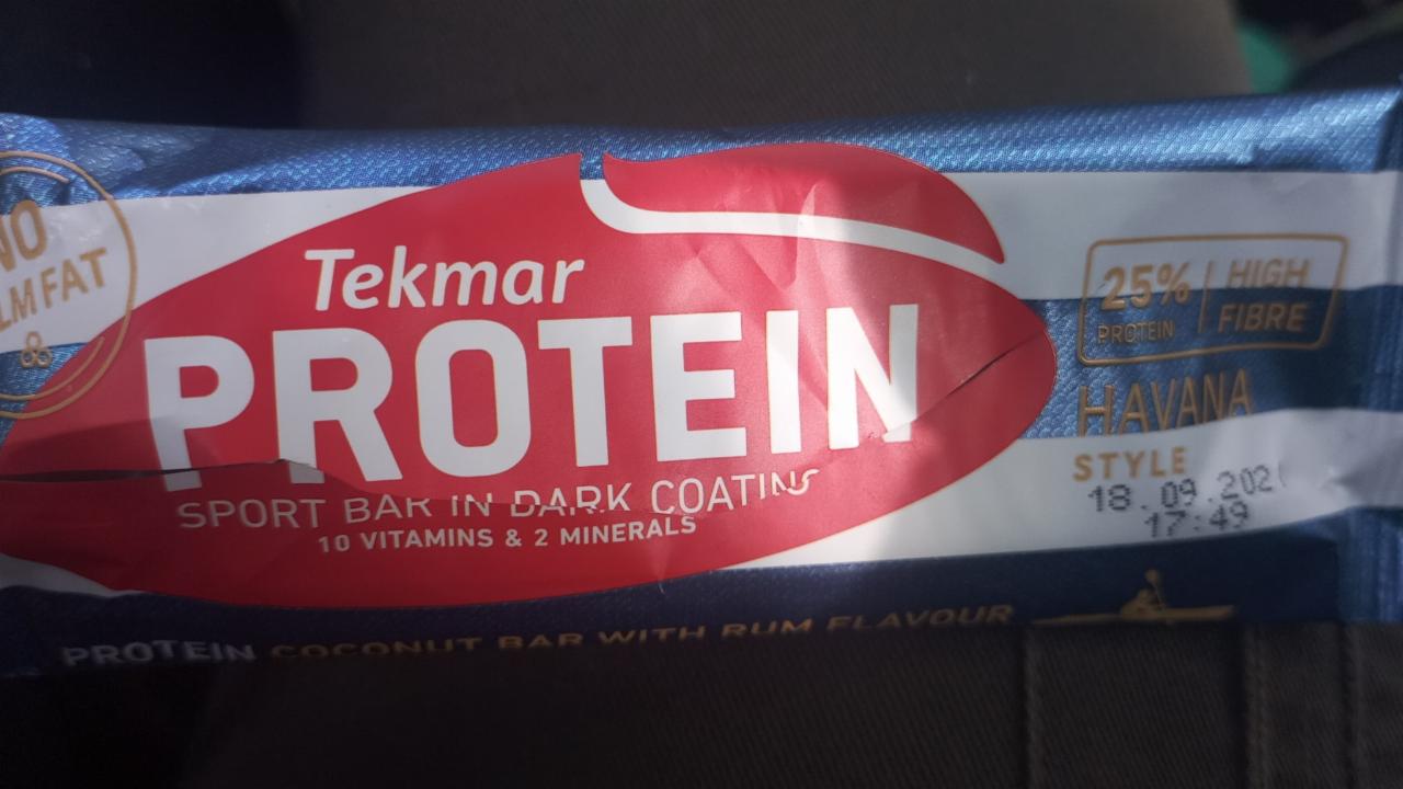 Fotografie - Protein sport bar in dark coating coconut bar with rum flavour