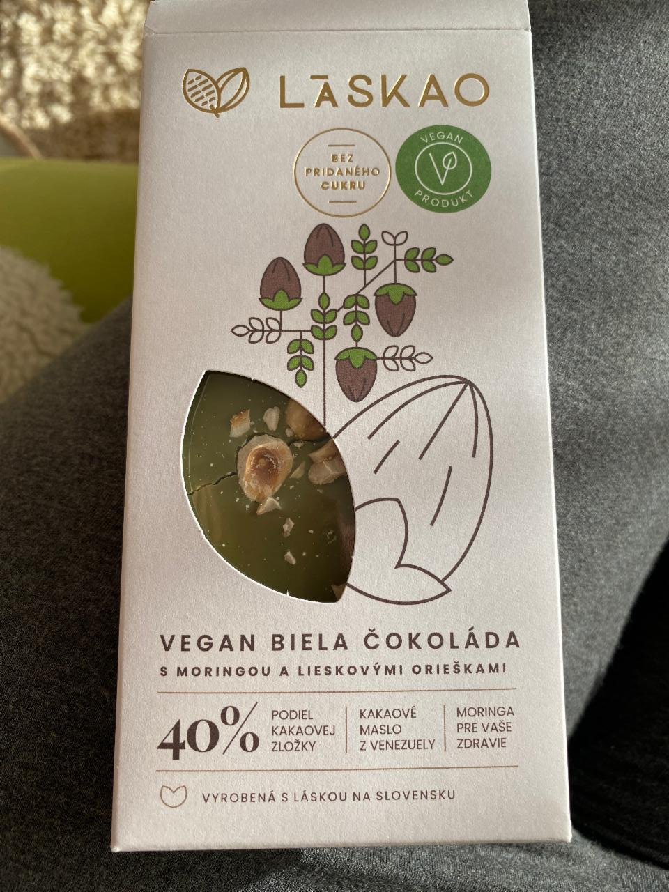 Fotografie - Vegan biela čokoláda s moringou a lieskovými orieškami Láskao