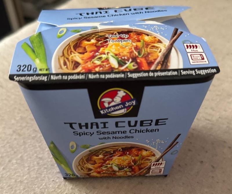 Fotografie - Thai Cube Spicy Sesame Chicken with Noodles Kitchen Joy
