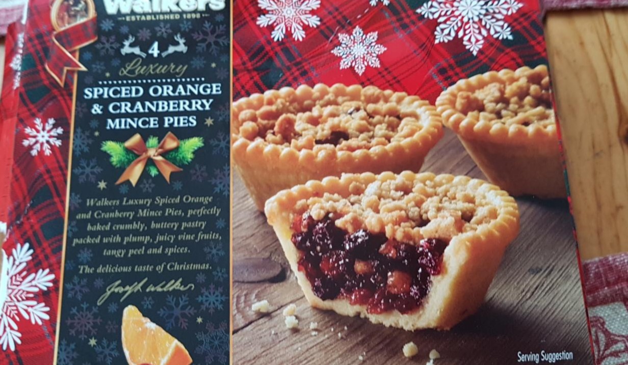 Fotografie - 4 luxury spiced orange & cranberry mince pies Walkers