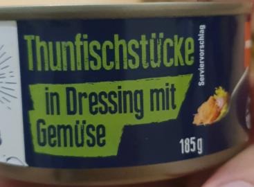 Fotografie - thunfischstücke in dressing mit gemüse