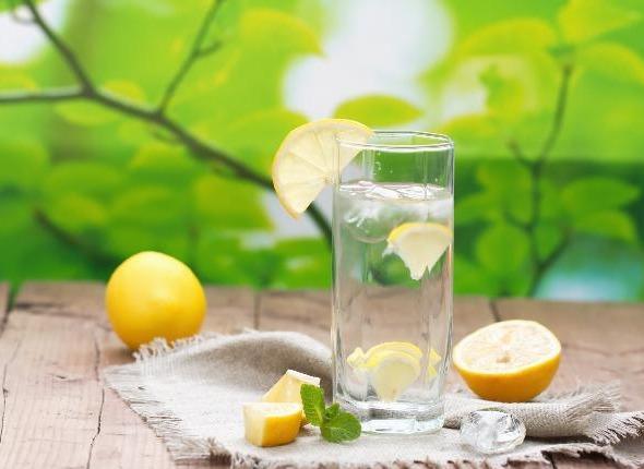 Fotografie - voda s citrónovou šťavou