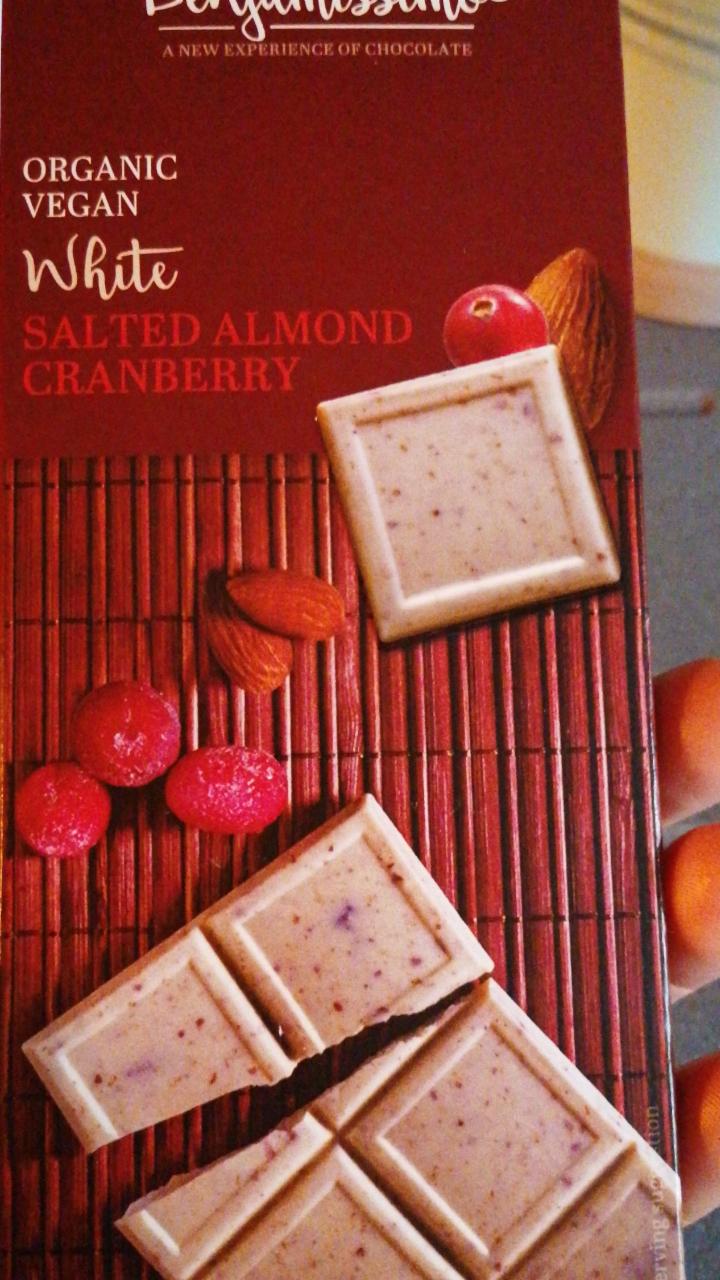 Fotografie - Biela čokoláda slaný karamel a brusnice