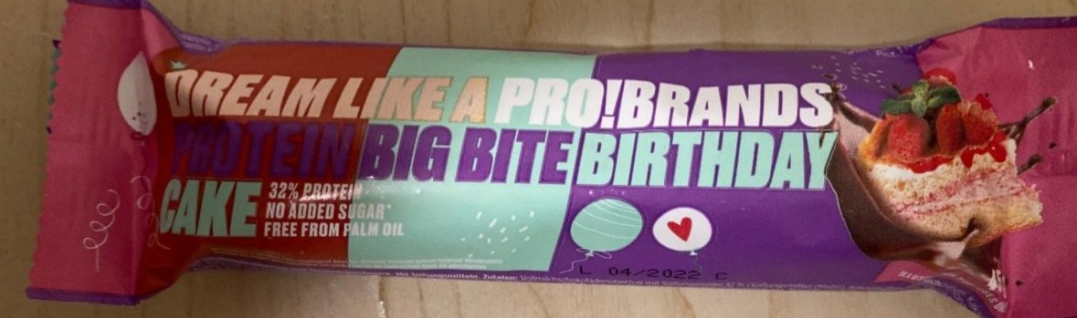 Fotografie - Protein big bite birthday cake Dream like a Pro! Brands