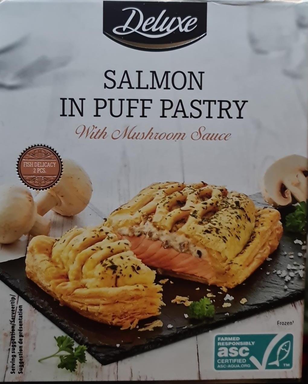Fotografie - Salmon in Puff Pastry with Mushrooms Sauce Deluxe