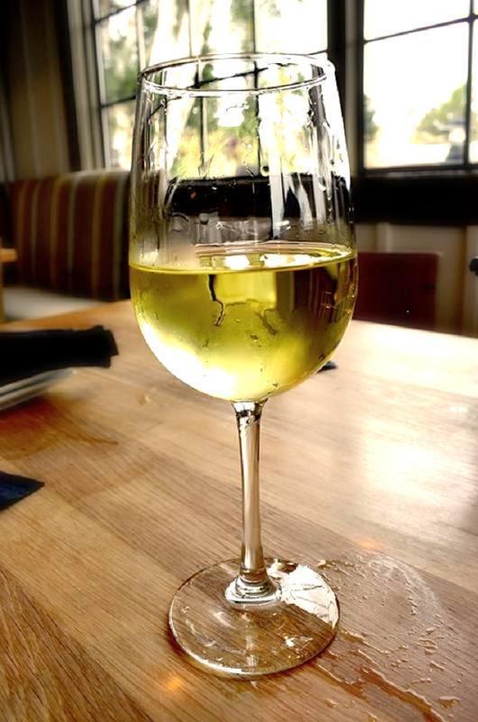 Fotografie - biele víno suché Chardoné