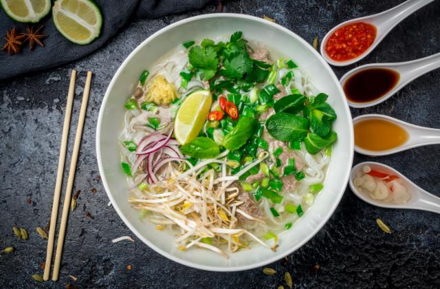 Fotografie - Vietnamská polévka s rýžovými nudlemi Pho Bo