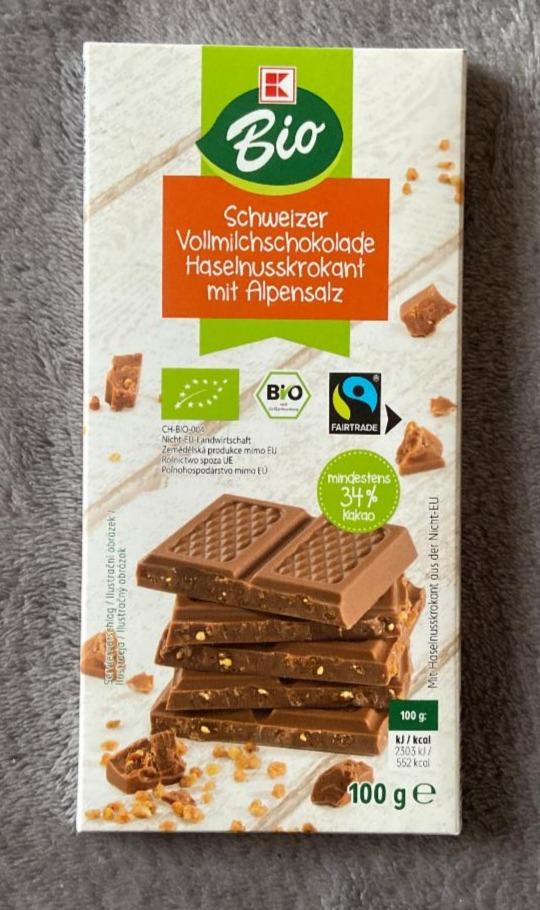 Fotografie - Mliečna čokolada s karamelizovanymi kuskami lieskovych orechov a alpskou soľou