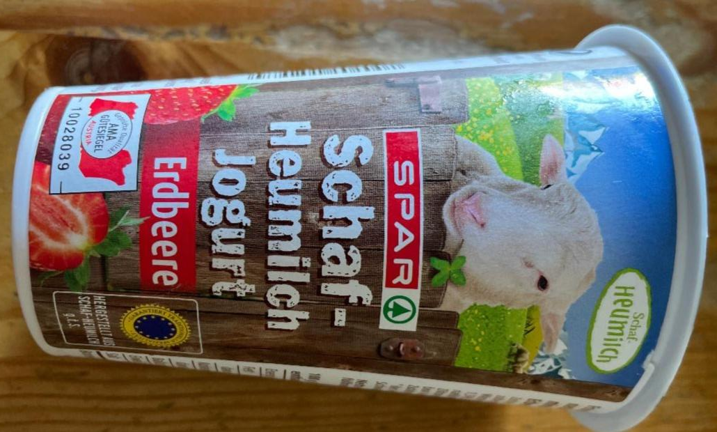 Fotografie - Schaf-Heumilch Jogurt Erdbeere Spar