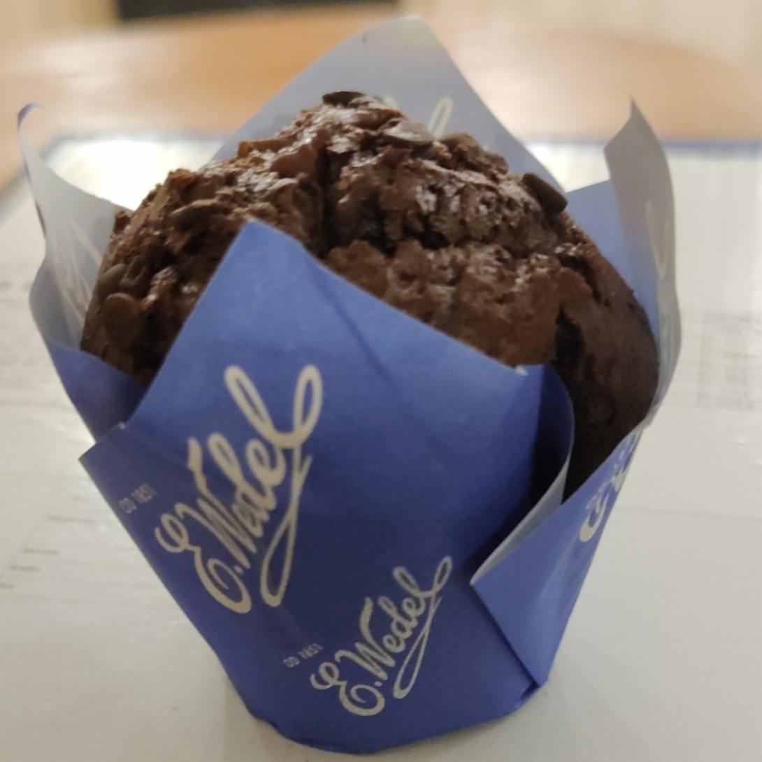 Fotografie - muffin plnený čokoládovým krémom E. Wedel, zdobený čokoládovými dropsmi