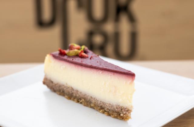 Fotografie - Tvarohový cheesecake na ořechovém korpusu s jahodovým přelivem BezCukru