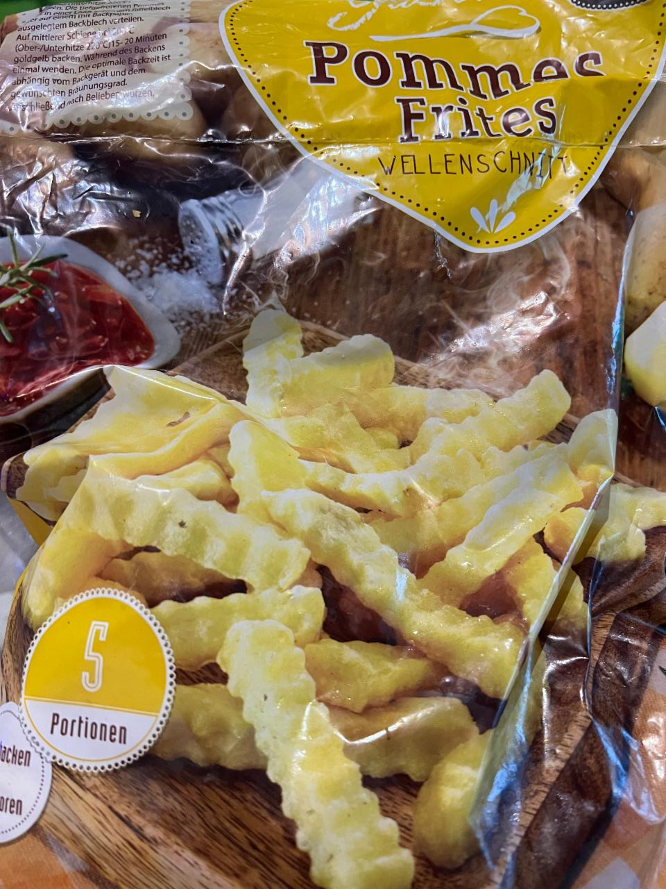 Fotografie - Pommes Frites Wellenschnitt