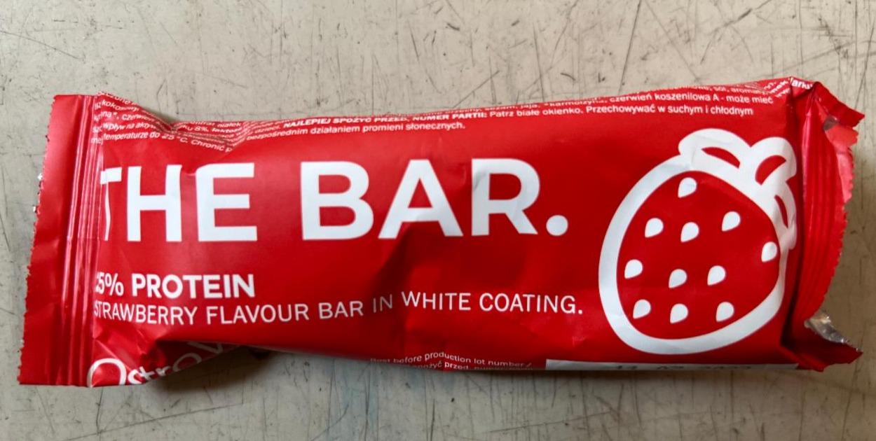Fotografie - The Bar. 25% Protein Strawberry Flavour bar in white coating OstroVit