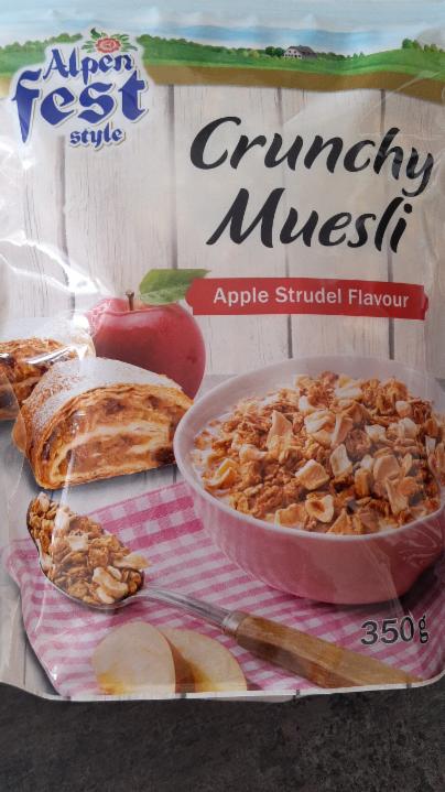 Fotografie - Crunchy muesli apple strudel Alpen fest style
