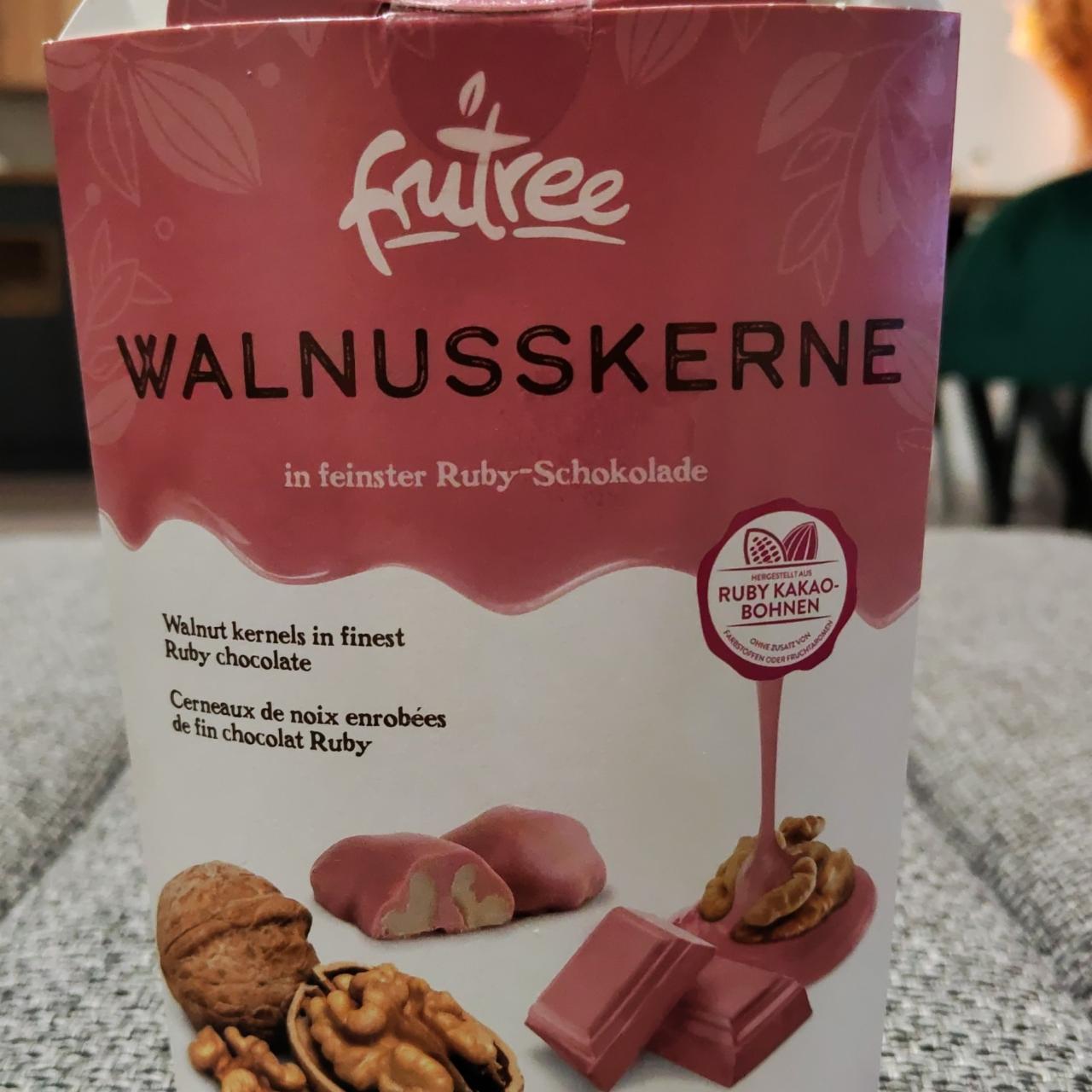 Fotografie - Walnusskerne in feinster Ruby-Schokolade Frutree