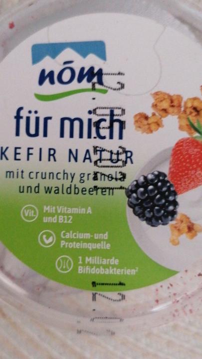 Fotografie - Kefir natur mit crunchy granola und waldbeeren Nom