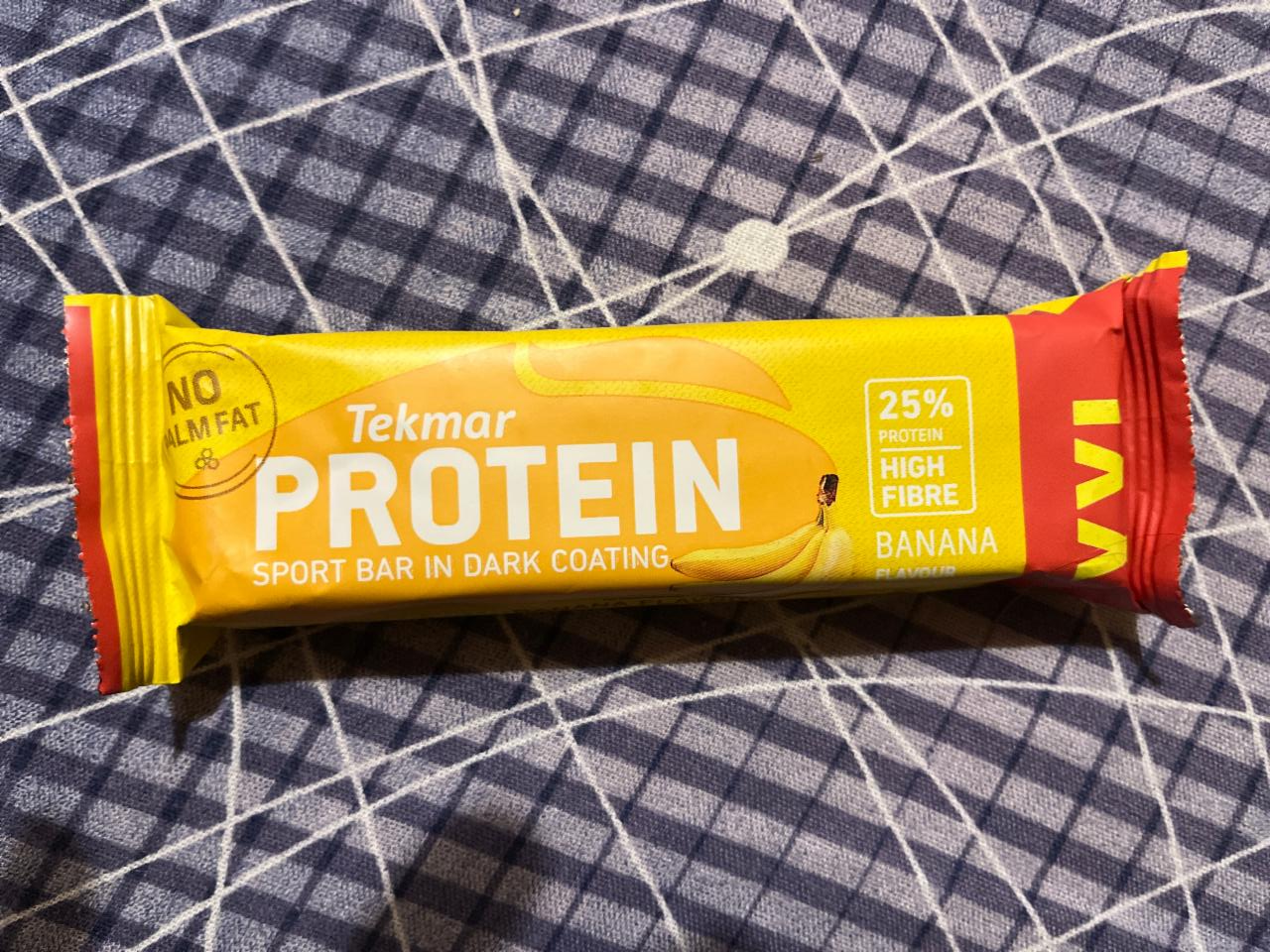 Fotografie - Protein Sport Bar In Dark Coating Banana Tekmar