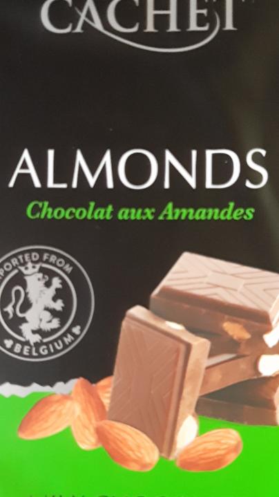 Fotografie - Milk chocolate almonds raisins Cachet
