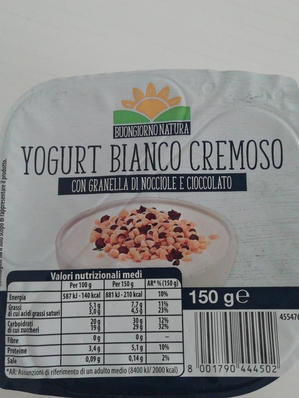 Fotografie - Yogurt bianco cremoso con granellaa do nocciole e ccioccolato