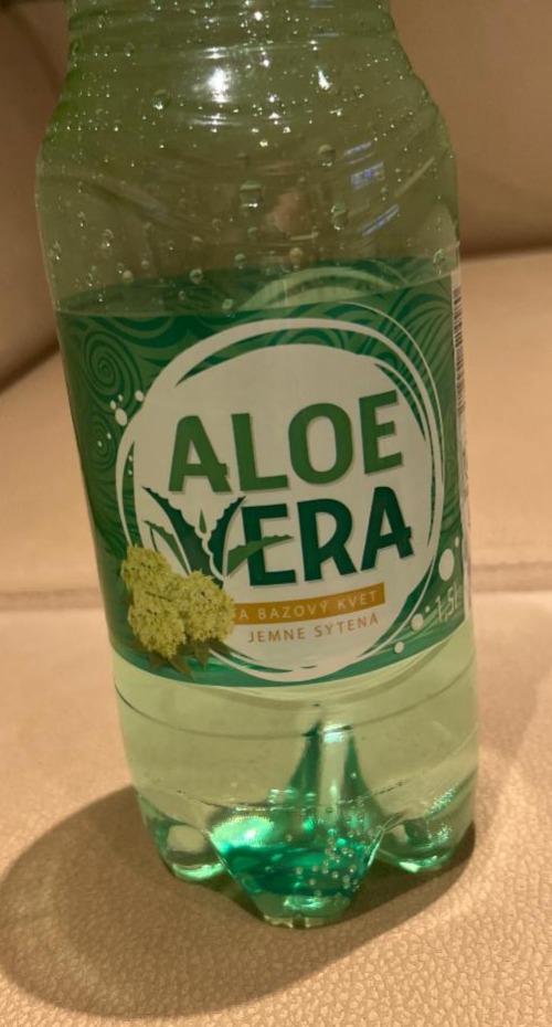 Fotografie - Aloe vera a bazový kvet jemne sýtená